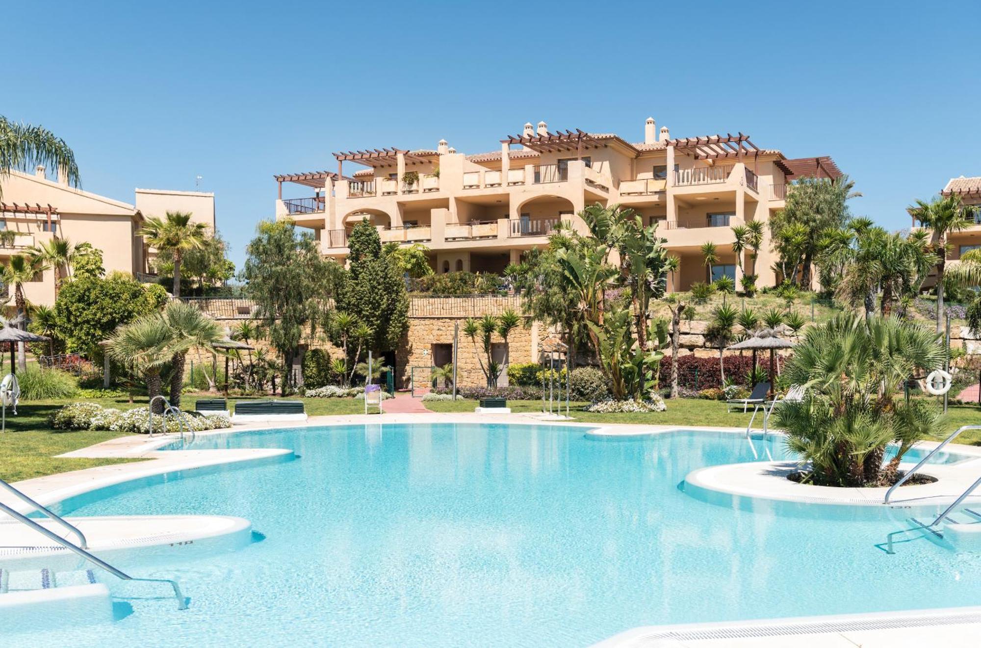 Large 3-Bedroom Nestled In Golf Paradise Estepona Exterior foto
