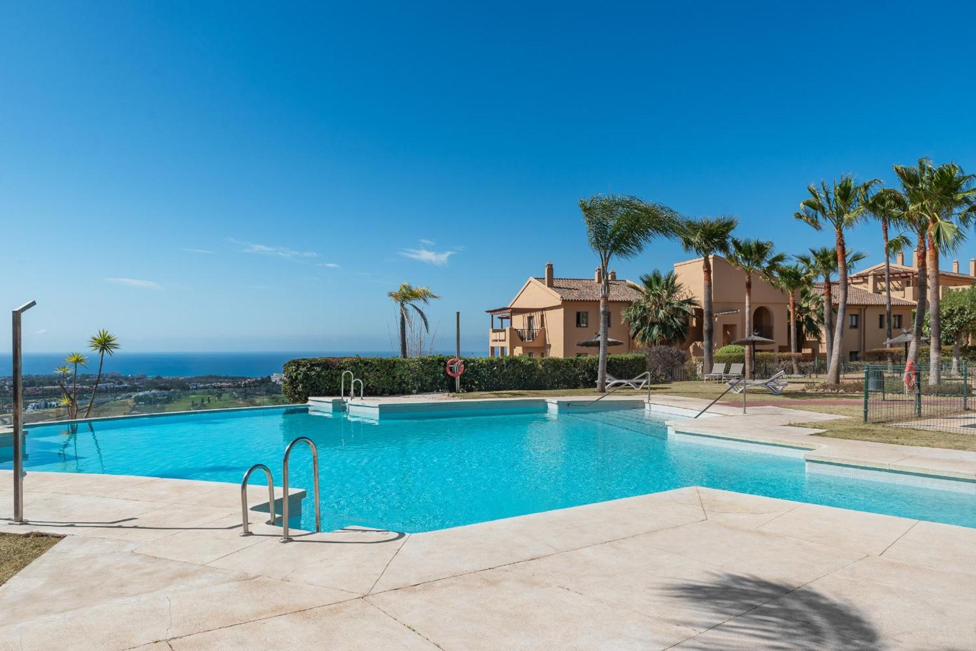 Large 3-Bedroom Nestled In Golf Paradise Estepona Exterior foto