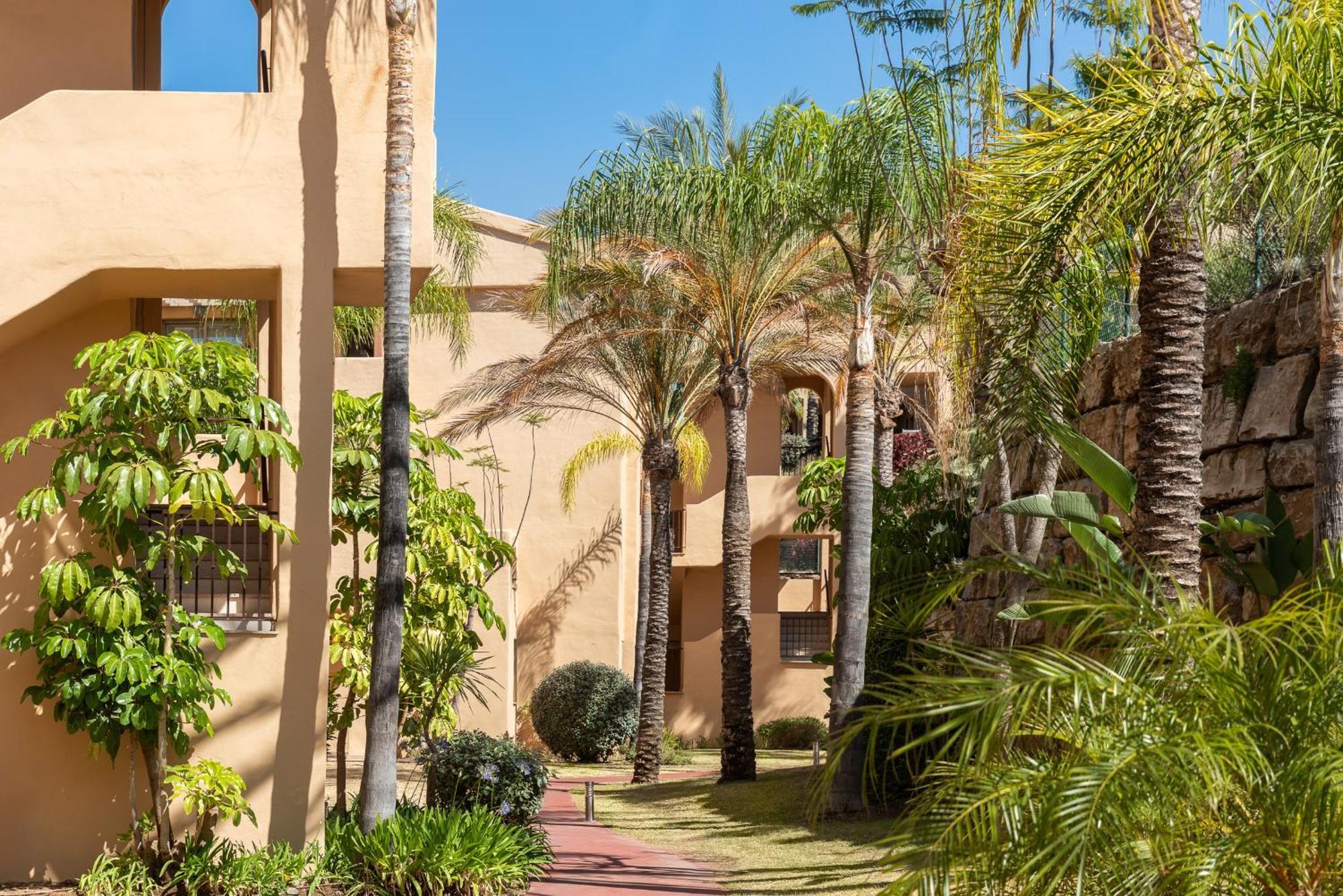 Large 3-Bedroom Nestled In Golf Paradise Estepona Exterior foto